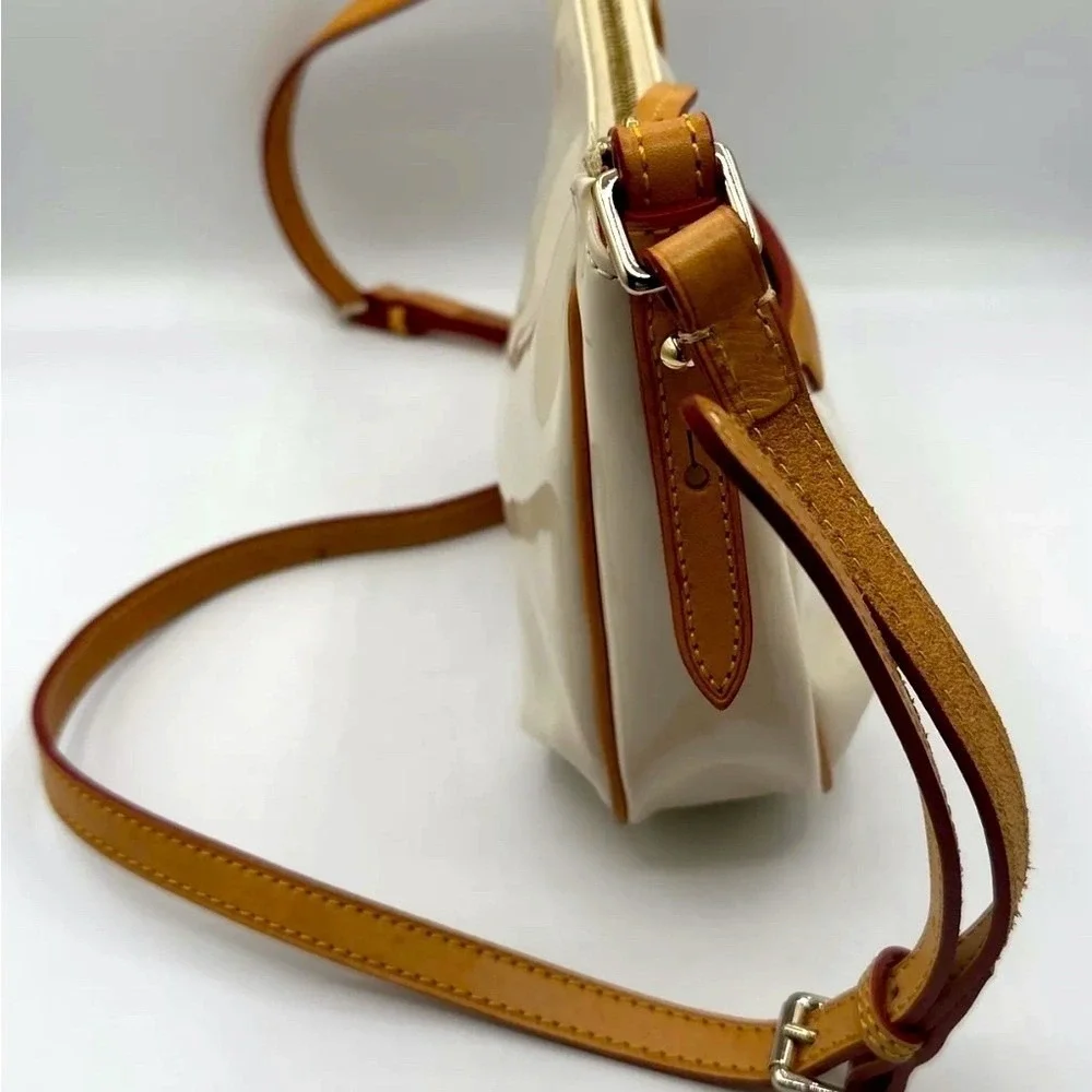 Dooney‎ & Bourke Cream Patent Leather Crossbody Bag Tan Trim Hobo Vintage 21-18